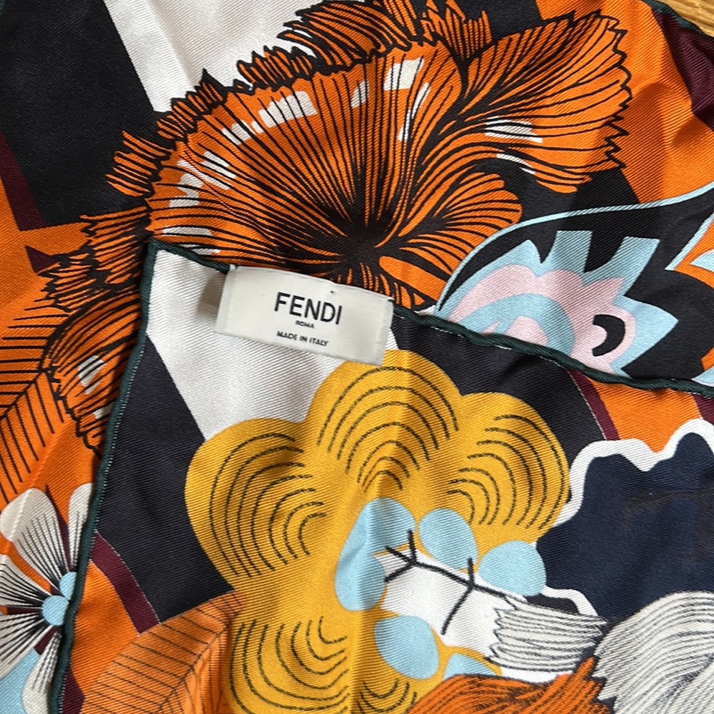 Fendi silk scarf Use a few times - Picture 3 of 7